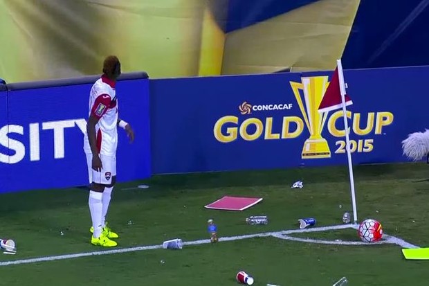 Em meio a lixo, jogador cobra escanteio e finaliza partida com gol (Foto: Reprodução)