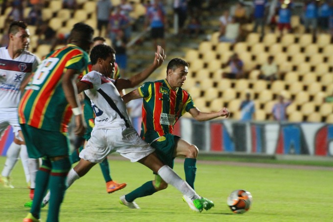 Sampaio estava melhor no segundo tempo, chegava à frente, apostava, arriscava. Mas não era efetivo. (Foto: Biaman Prado / O Estado) Sampaio estava melhor no segundo tempo, chegava à frente, apostava, arriscava. Mas não era efetivo. (Foto: Biaman Prado / O Estado)
