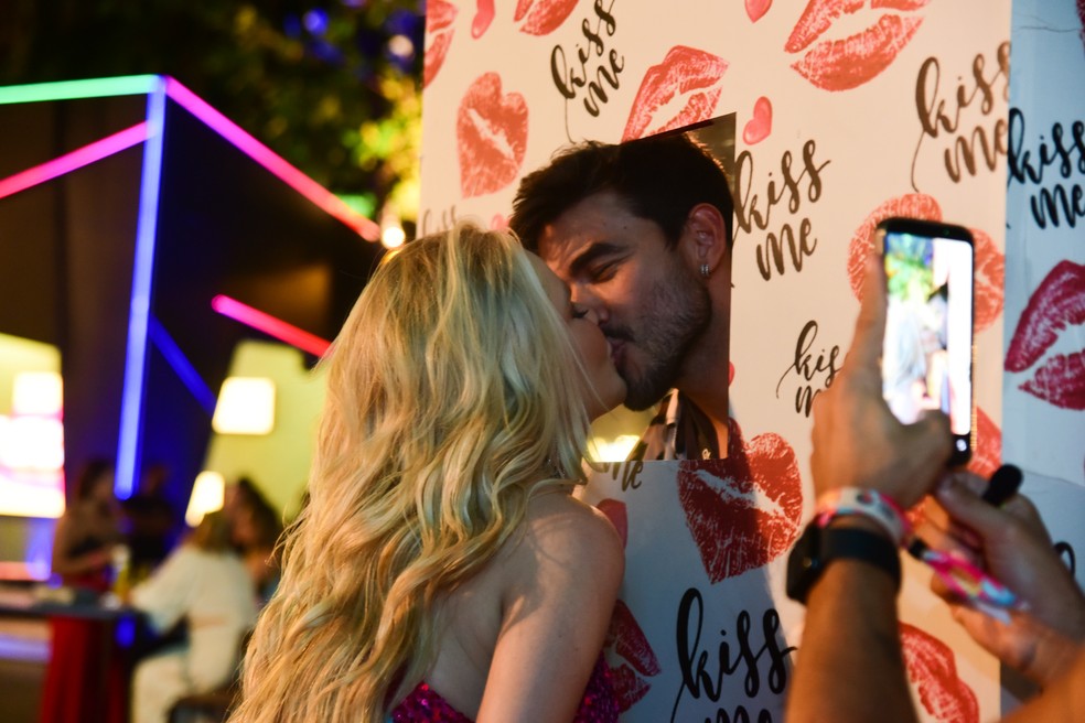 Gabi Martins grava o ex, Gui Napolitano, beijando Karoline Lima na Farofa da Gkay — Foto: AgNews