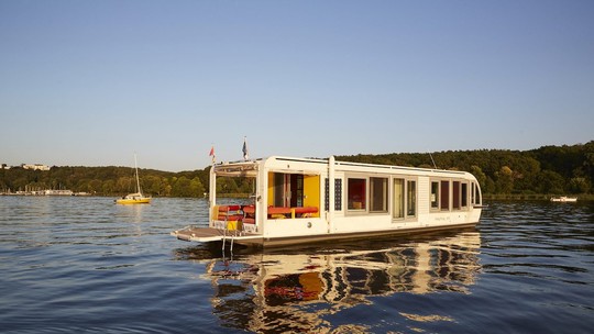Casa-barco de apenas 4 metros de largura é movida à energia solar e tem até área de lazer