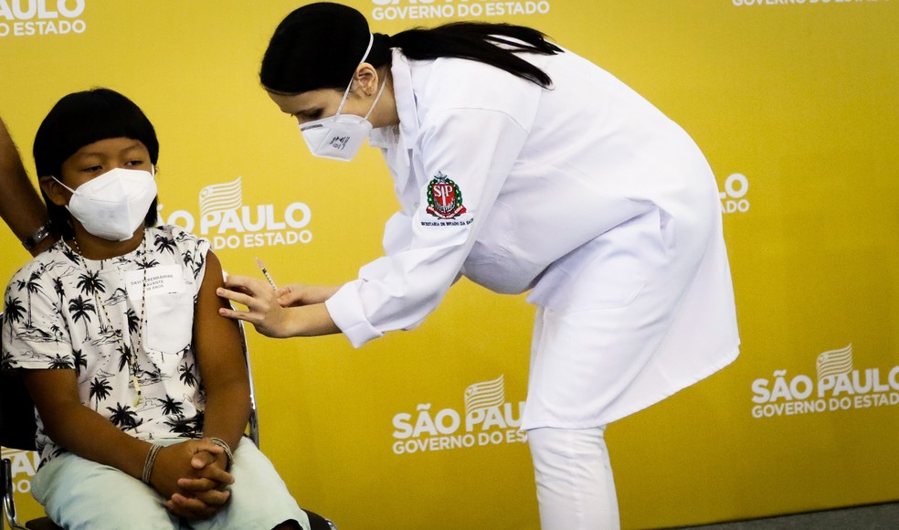 Davi Seremramiwe Xavante ,8, da tribo Xavante, primeira criança a receber a primeira dose da vacina contra Covid-19,  no Hospital das Clinicas em São Paulo nesta sexta-feira (14) — Foto:  ALOISIO MAURICIO/FOTOARENA/ESTADÃO CONTEÚDO