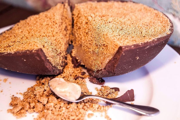 Especial Páscoa: aprenda a fazer ovo de chocolate com recheio de paçoca (Foto: Divulgação)