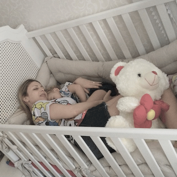 Mãe, filha e o urso de pelúcia no maior aconchego! (Foto: Reprodução - Instagram)