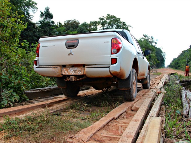 Pontes antigas de madeira ainda são encontrada na rodovia (Foto: Adneison Severiano/G1 AM)