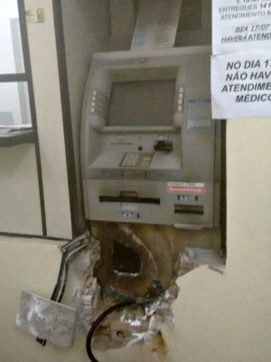 Caixa eletrônico foi arrombado com maçarico em Tramandaí (Foto: Divulgação/Brigada Militar)
