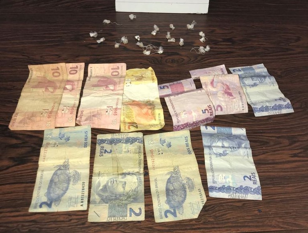 Com as suspeitas foram encontradas 21 pedras de crack, além de R$ 71 em espécie. (Foto: Polícia Militar )