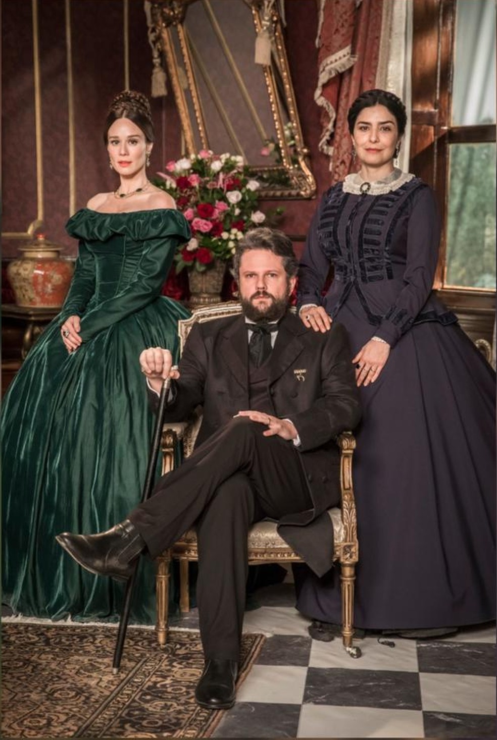 Dom Pedro II (Selton Mello) se envolverá em um triângulo amoroso com a Imperatriz Teresa Cristina (Leticia Sabatella) e a Condessa de Barral (Mariana Ximenes) em 'Nos Tempos do Imperador ' — Foto: Globo