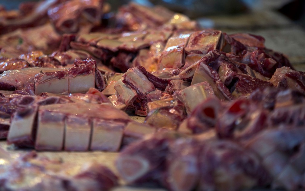 Carne vendida em aÃ§ougue do mercado central de Maracaibo, na Venezuela, no dia 19 de agosto (Foto: AP Photo/Fernando Llano)