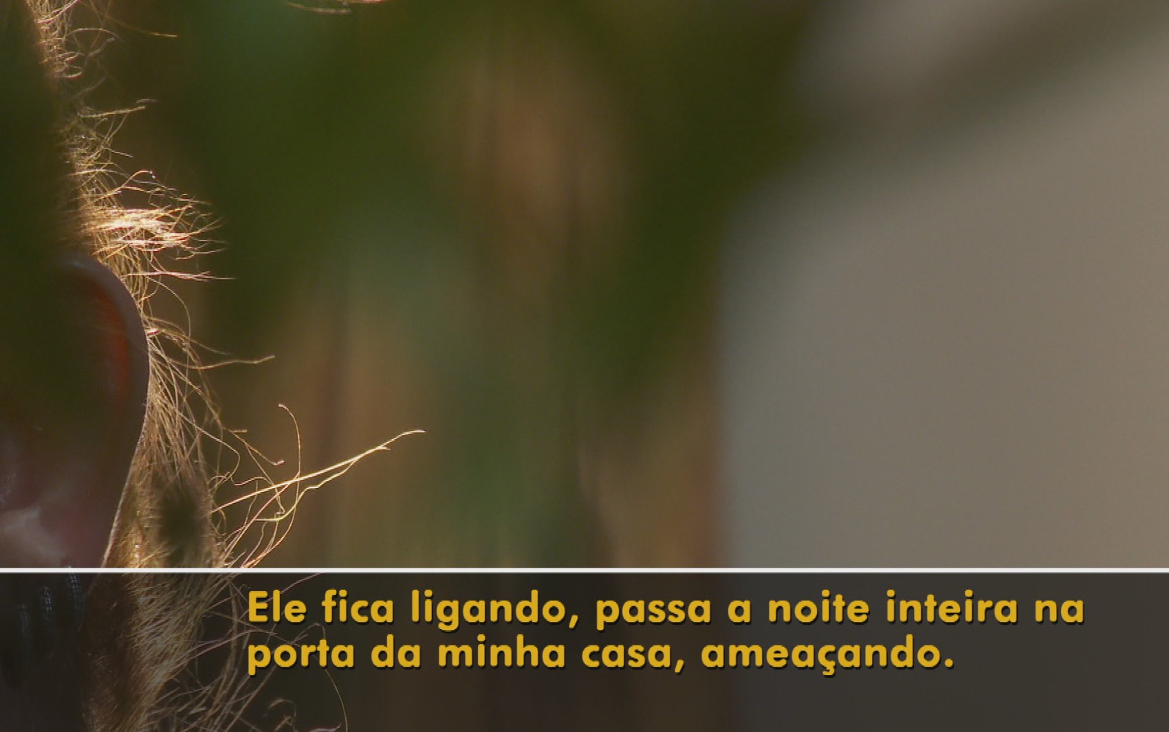 Mesmo com medida protetiva, mulher denuncia que ex a ameaça no trabalho e até passa a noite na porta da casa dela: 'Fala que vai me matar'