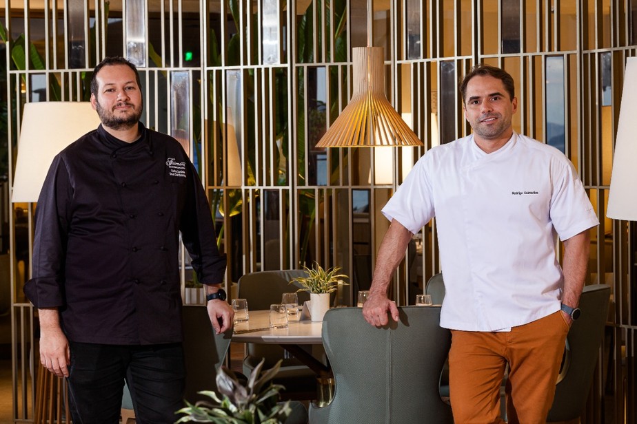 O chef Carlos Cordeiro, do Fairmont Rio, recebe Rodrigo Guimarães para um jantar a quatro mãos em parceria com o Rio Gastronomia
