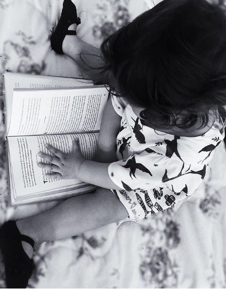 Bella Nacimento aproveita o domingo para colocar a leitura em dia (Foto: Reprodução/Instagram)