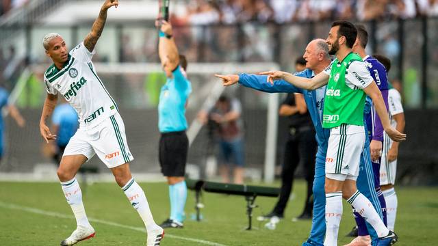 Deyverson comemora o gol sobre o Vasco