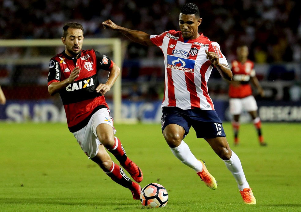 Everton Ribeiro ajudou o Flamengo a bater o Junior Barranquilla nas semis da Sul-Americana de 2017 — Foto: Leonardo Muñoz / Agência EFE