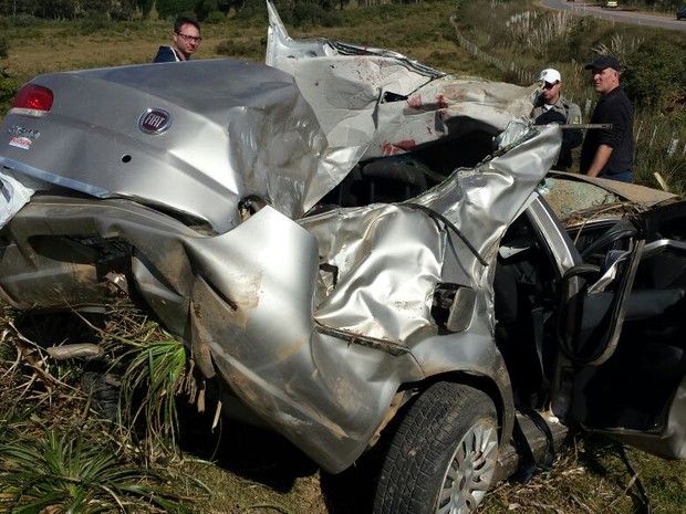 Segundo polícia, motorista teria perdido controle do carro (Foto: CRBM/Divulgação)