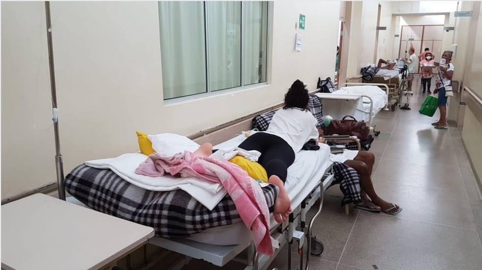 Pacientes internados em corredor do Hospital Regional de Santa Maria â€” Foto: ReproduÃ§Ã£o