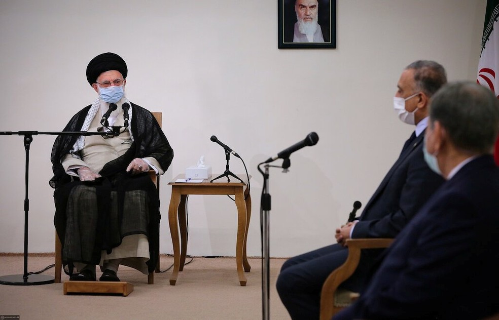 De máscara, aiatolá Ali Khamenei, líder supremo do Irã, se reúne com premiê do Iraque — Foto: Official Khamenei Website/Handout via Reuters
