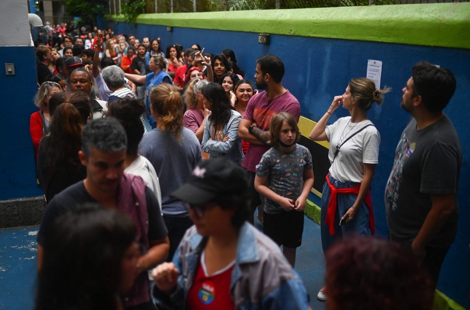 Eleitores fazem fila para votar em seção no Rio de Janeiro, no dia 2 de outubro