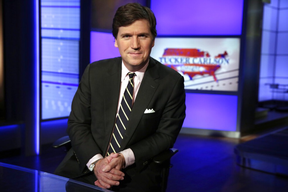 O apresentador da 'Fox News' Tucker Carlson, que se posicionou fortemente contra a vacina da Covid-19 e veio ao Brasil entrevistar Jair Bolsonaro para um documentário. — Foto: AP
