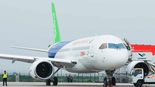 Aeronave fabricada pela chinesa Comac faz 1º voo comercial e rivaliza com a Airbus e Boeing