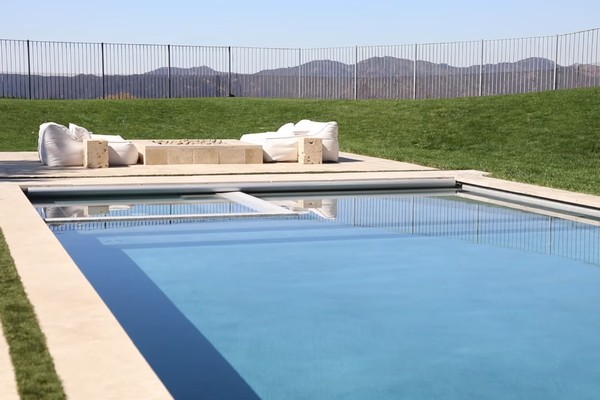 A piscina da mansão de Kourtney Kardashian (Foto: YouTube)