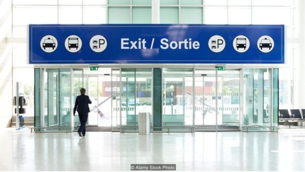 Passageiros compram passagem com escala, por ser mais barata, e deixam o aeroporto na cidade de conexão (Foto: Alamy/ Via BBC)