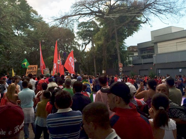 Manifestantes protestam perto da casa do presidente em exercício Michel Temer, em São Paulo (Foto: Gabriela Gonçalves/G1)