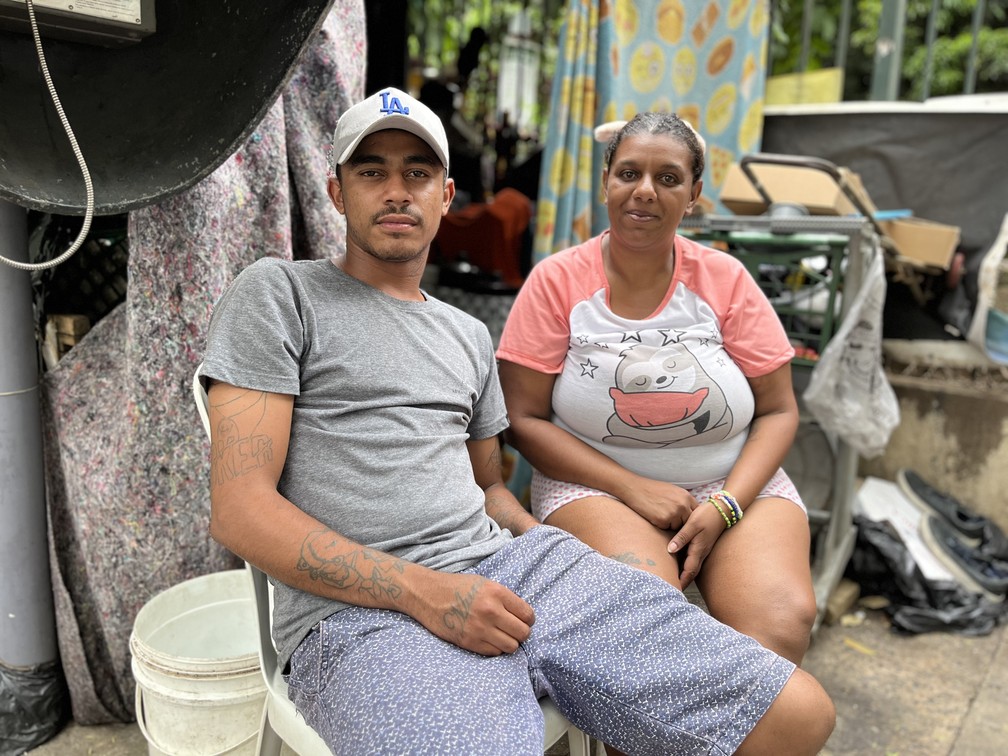 Os irmãos Mateus, 23, e Cris, 36, moram em uma barraca improvisada na região da Avenida Paulista.  — Foto: André Catto/g1