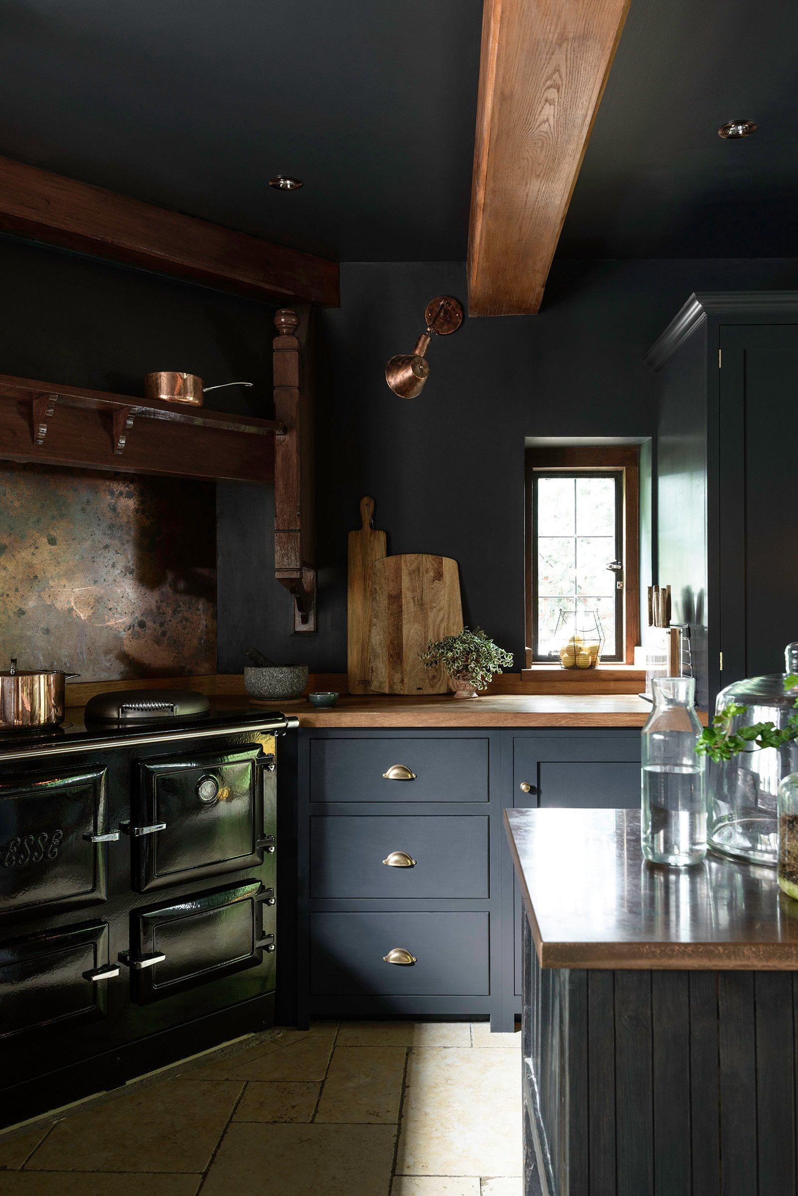 Cozinha gótica: ideias para usar preto na decoração do ambiente (Foto: reprodução)