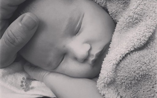 Alanis Morissette anuncia nascimento do terceiro filho, Winter: "Ele está aqui!"