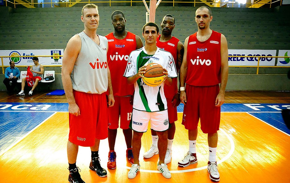 FOTOS: Diego Bife 'disputa vaga' no garrafão de Franca - fotos em basquete