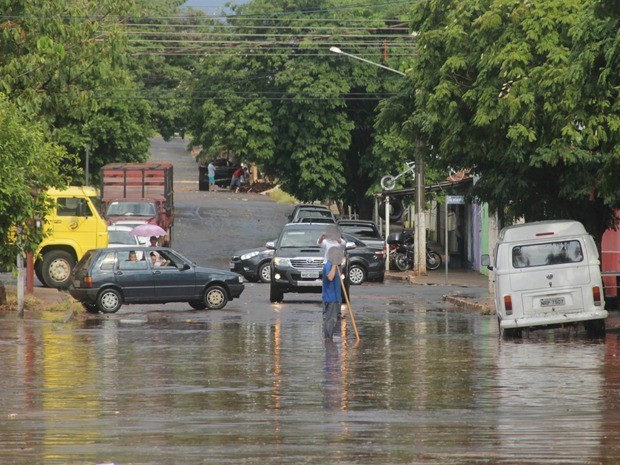 Ruas ficaram alagadas após tempestade em Glória de Dourados (Foto: Rafael Henrique da Silva/VC no G1 MS)