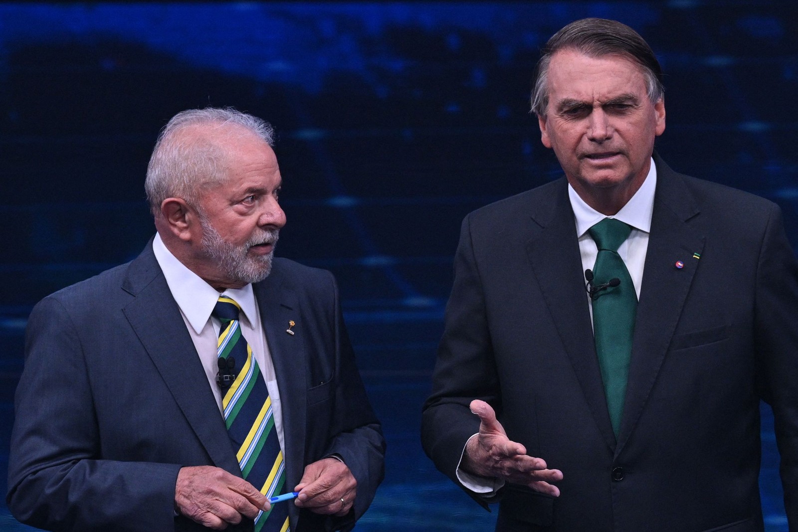 Lula e Bolsonaro durante debate na Band — Foto: AFP