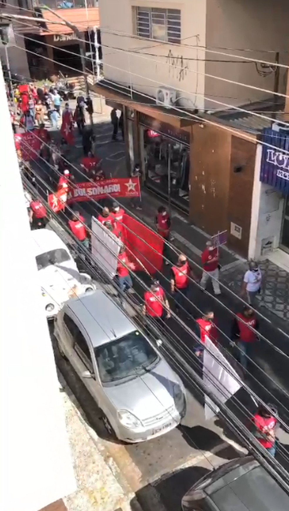 Manifestantes fazem ato contra Bolsonaro em Taubaté. — Foto: Arquivo pessoal/Raissa Silva