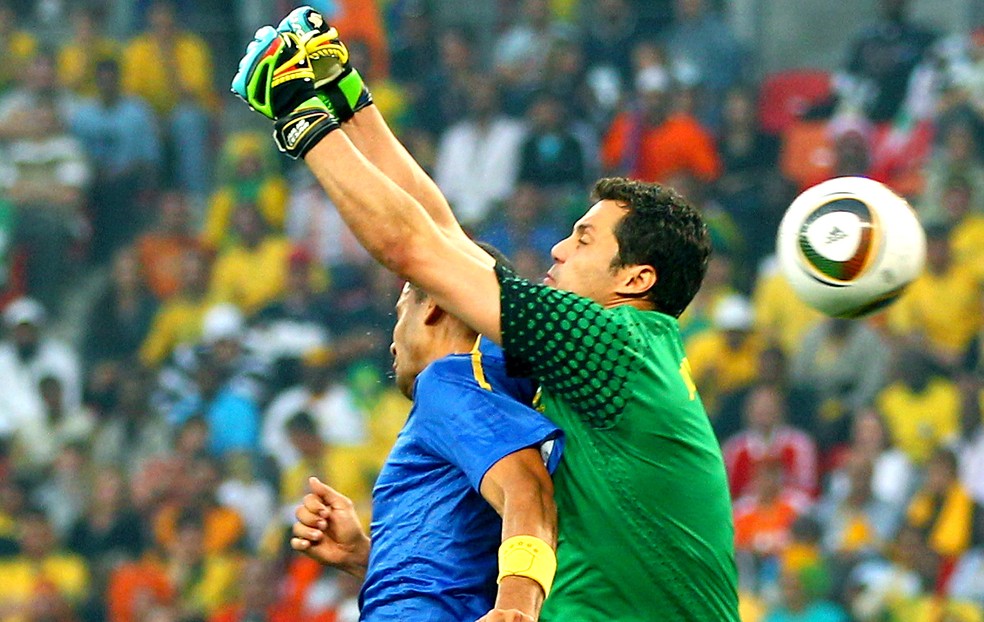 Julio Cesar e Felipe Melo se atrapalham no gol de empate da Holanda nas quartas de final — Foto: Getty Images