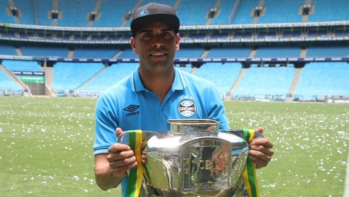 Maicon desfruta de fim de jejum do Grêmio: Tudo azul