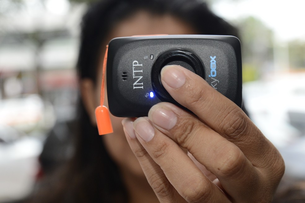 Em alguns estados, botão é acionado em um dispositivo próprio, similar a um controle de carro (Foto: Marcos Fernandez/A Gazeta)