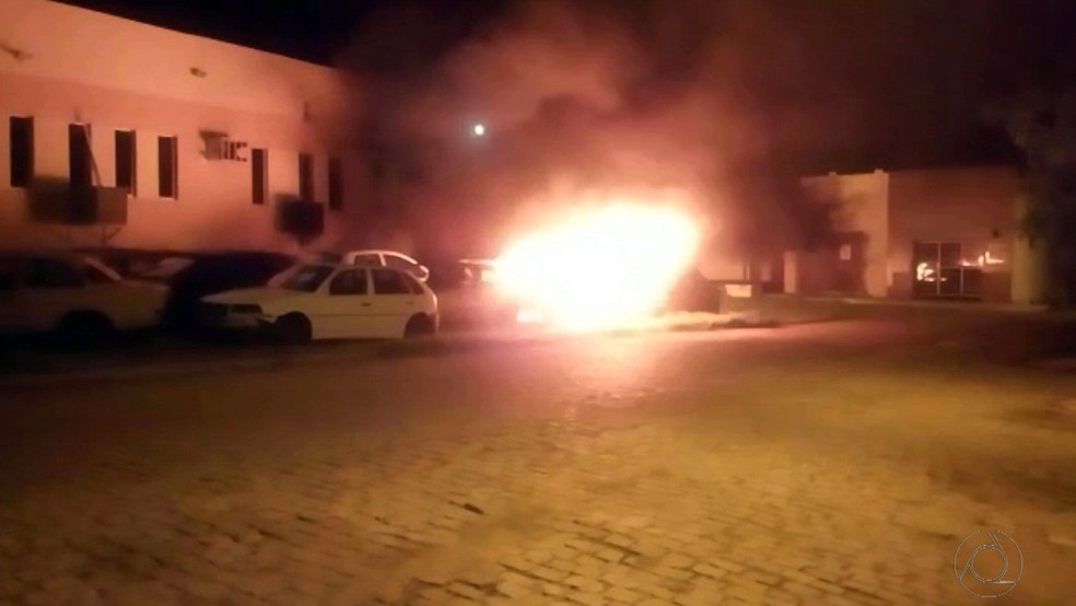 Incêndio começou na parte de trás do fórum de São Bento na madrugada desta quarta-feira (Foto: Reprodução/TV Cabo Branco)