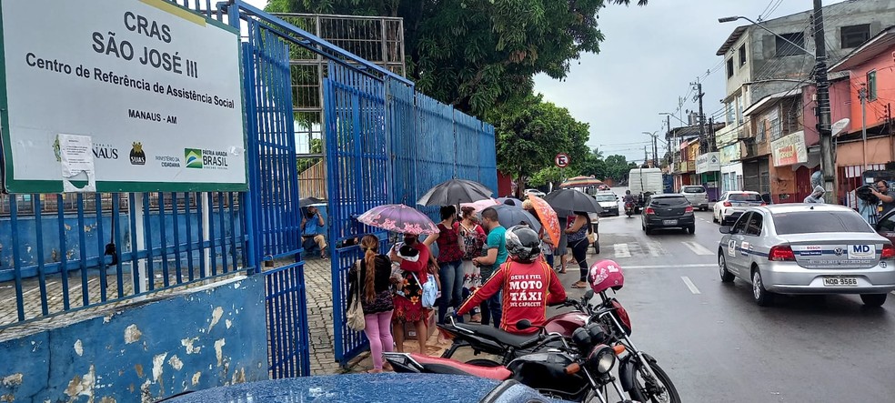 Fila para cadastro no CadÚnico em Manaus — Foto: Paulo Paixão/Rede Amazônica