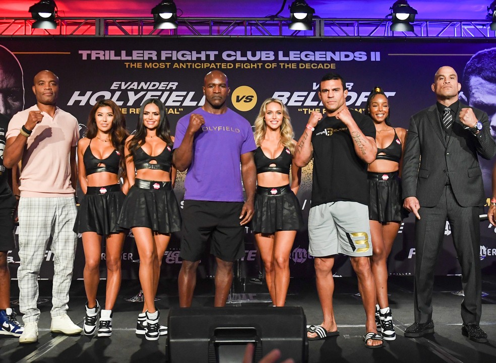 Vitor Belfort encara Evander Holyfield, enquanto Anderson Silva enfrenta Tito Ortiz — Foto: Eric Espada/Getty Images
