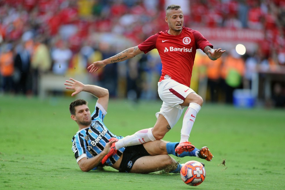 Kannemann e Nico López em uma de tantas divididas — Foto: Wesley Santos/Agência PressDigital