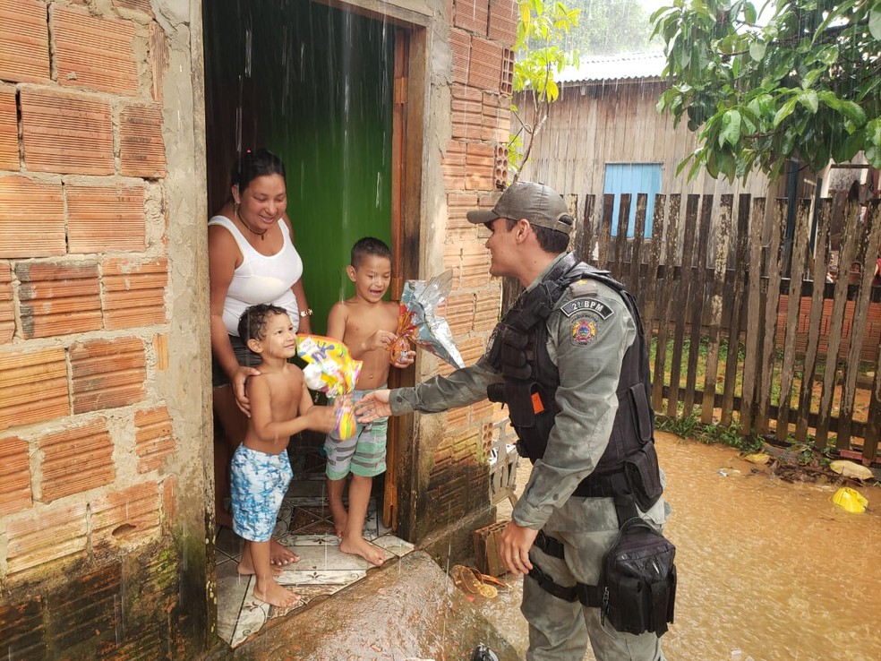 DoaÃ§Ãµes foram entregues nos bairros Cidade do Povo e Taquari â€” Foto: DivulgaÃ§Ã£o/PM-AC