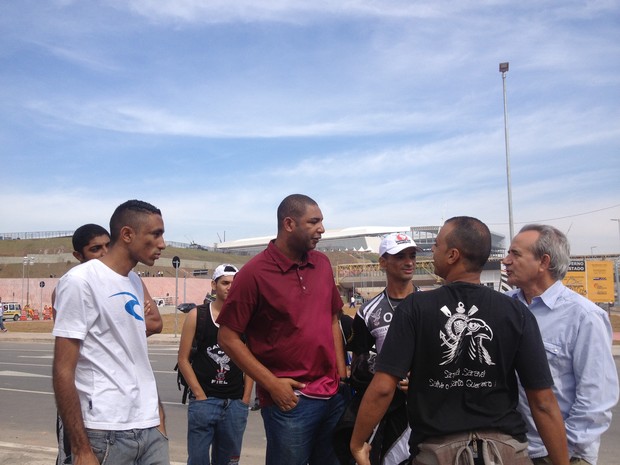 Integrantes da Gaviões da Fiel monitoram movimento perto da Arena Corinthians. (Foto: Amanda Previdelli/G1)