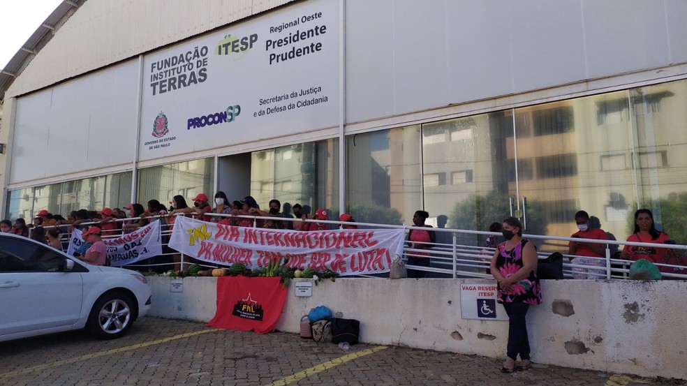 Mulheres que integram a FNL ocuparam o escritório do Itesp em Presidente Prudente — Foto: Bruna Bachega/TV Fronteira