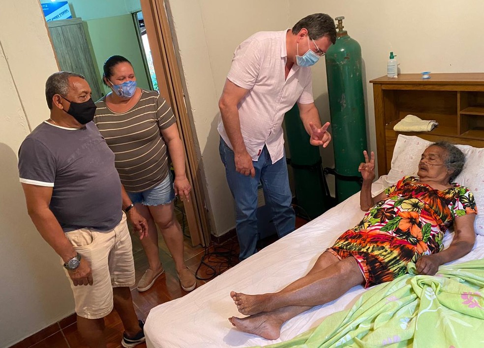 Gismalia dos Santos Silva, de 100 anos, avó do ex-lateral da seleção, superou a Covid-19 e voltou para casa, em Cordeirópolis (SP) — Foto: Denis Suidedos