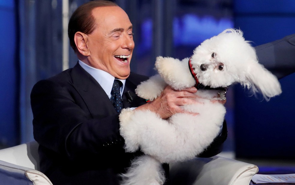 O ex-primeiro-ministro da Itália, Silvio Berlusconi, brinca com um cachorro durante programa de TV, em Roma, no dia 21 de junho de 2017 — Foto: Reuters/Remo Casilli