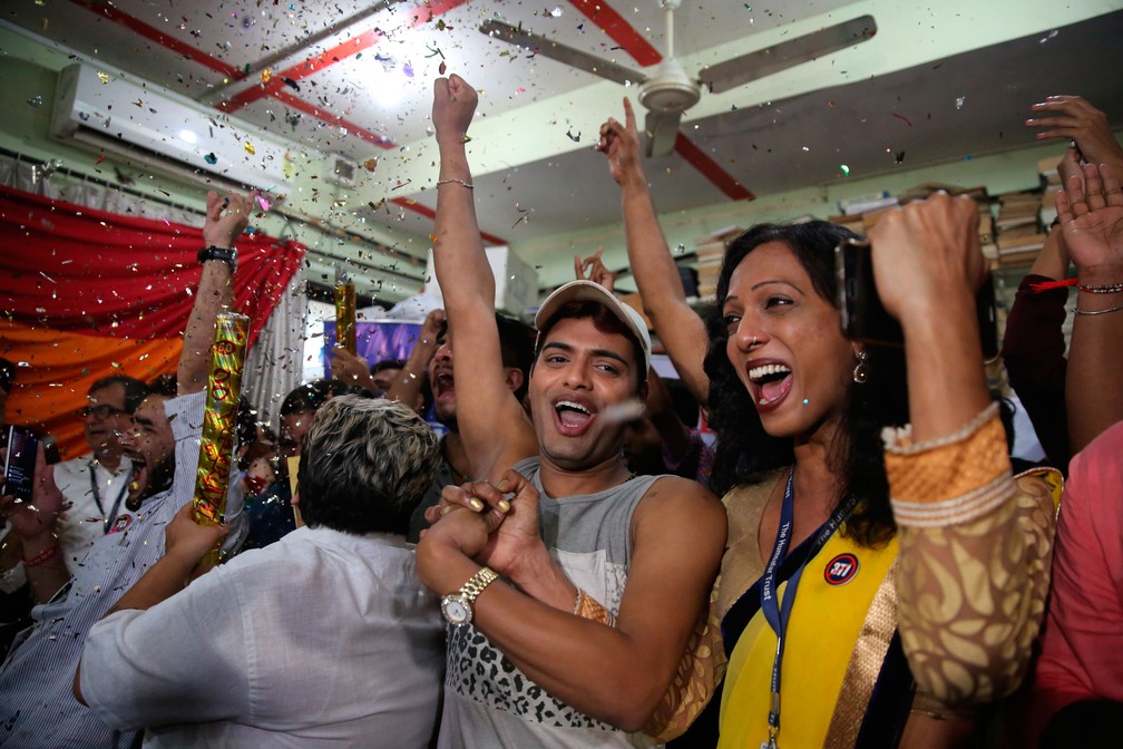 Comunidade LGBT e simpatizantes comemoram decisão da Suprema Corte da Índia que descriminaliza relações homossexuais (Foto: Rafiq Maqbool/AP)