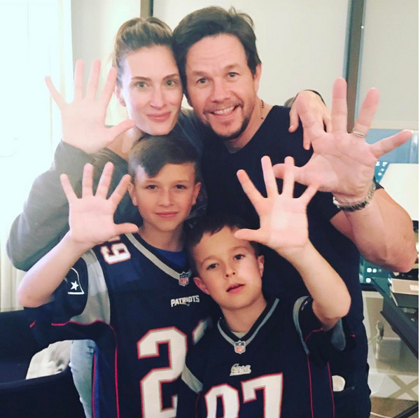 O ator Mark Wahlberg com a esposa e dois dos quatro filhos (Foto: Instagram)
