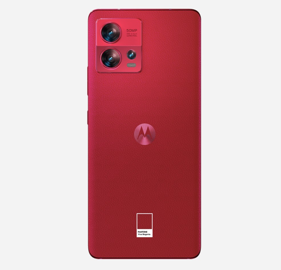 Traseira do Edge 30 Fusion na cor Viva Magenta traz símbolo da Pantone — Foto: Divulgação/Motorola