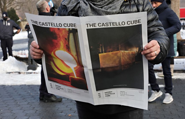 NEW YORK, NEW YORK - FEBRUARY 02: A view of atmosphere as artist Niclas Castello unveils his new piece "The Castello CUBE", an artwork made of pure 24-carat, 999.9 fine gold in Central Park on February 02, 2022 in New York City. (Photo by Cindy Ord/Getty  (Foto: Getty Images)
