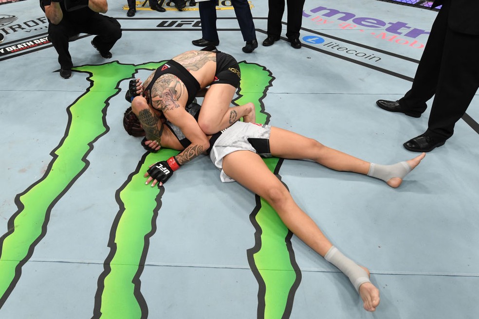 Cris Cyborg abraça Amanda Nunes UFC 232 — Foto: Getty Images